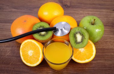 Stetoskop, taze meyve ve meyve suyu, sağlıklı yaşam ve beslenme