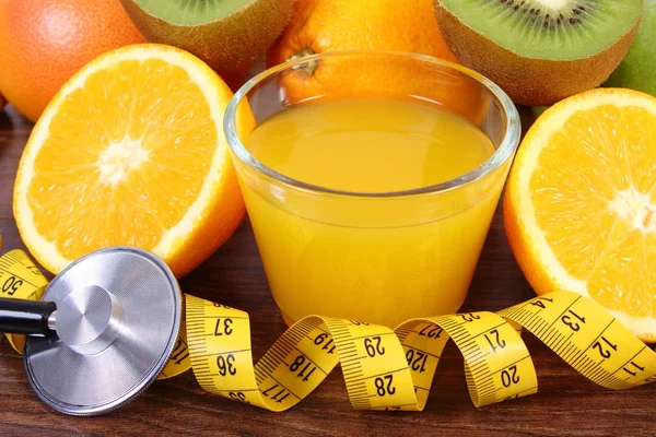 Estetoscopio, frutas frescas, zumo y centímetro, estilos de vida saludables y nutrición —  Fotos de Stock