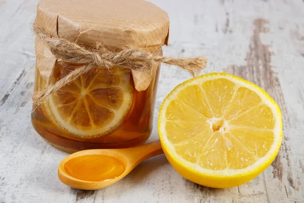 Свежий лимон и мед на деревянном столе, здоровое питание — стоковое фото