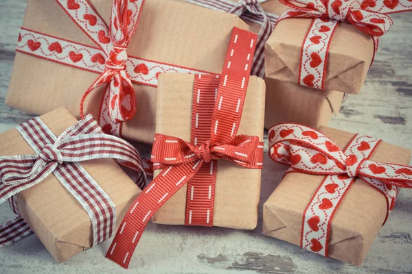 老式的照片，为情人节礼物或其他庆祝活动中再生纸包装礼物 — 图库照片