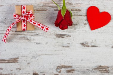 Şerit, kırmızı kalp ve gül ile sarılmış hediye Sevgililer günü, kopya alanı metin için