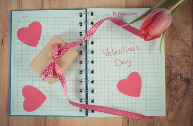 Vintage Fotoğraf, Sevgililer günü yazılı defter, taze lale, sarılmış hediye ve kalpleri, Sevgililer için dekorasyon