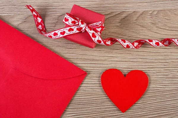 Sevgililer günü, kopya alanı için metin kaydırılan hediye, kırmızı kalp ve sevgi mektubu