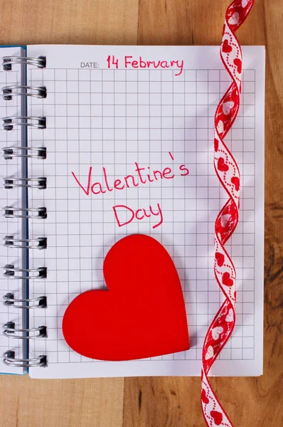 Valentinstag in Notizbuch geschrieben und rotes Herz mit Schleife, Dekoration für Valentinstage — Stockfoto