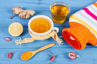 Sıcak su şişesi, çay ve hazırlık ısınma içecek için malzemeler