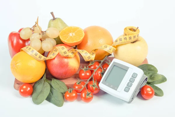 Vintage foto, Pressione sanguigna monitor, frutta con verdure e centimetro, stile di vita sano — Foto Stock