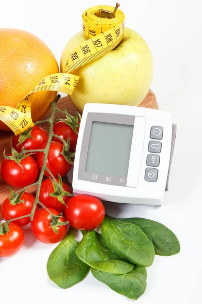 Monitoraggio della pressione sanguigna, frutta con verdure e centimetro, stile di vita sano — Foto Stock