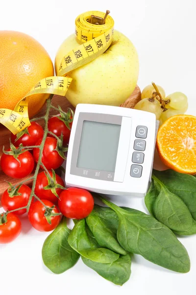 Monitoraggio della pressione sanguigna, frutta con verdure e centimetro, stile di vita sano — Foto Stock