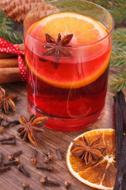 Noel veya baharat ve çam dalları ile kış akşam için mulled şarap