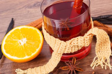 Mulled şarap eşarp taze kokulu baharatlar ile sarılmış
