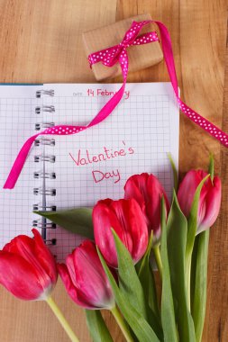 Sevgililer günü yazılı defter, taze laleler ve sarılmış hediye, Sevgililer için dekorasyon