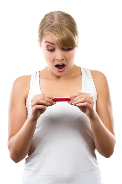 Ongelukkig en bezorgd vrouw kijkt zwangerschapstest met positief resultaat — Stockfoto
