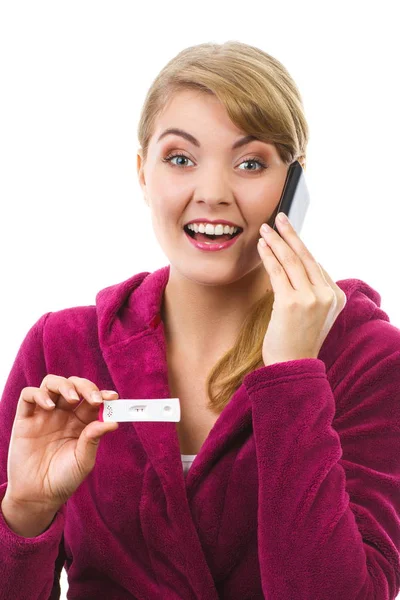 Mulher feliz com telefone informando alguém sobre teste de gravidez positivo — Fotografia de Stock