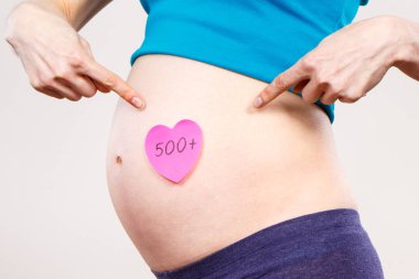 Hamile kadın yazıt 500 +, sosyal program ve politika Polonya'da gösterilen