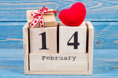 Takvim hediye ve kırmızı kalp, Sevgililer günü ile küp