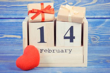 Vintage Fotoğraf, hediyeler ve kırmızı kalp, Sevgililer günü ile küp takvim