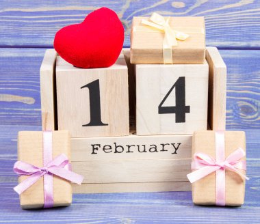 Hediyeler ve kırmızı kalp, Sevgililer günü ile küp takvim