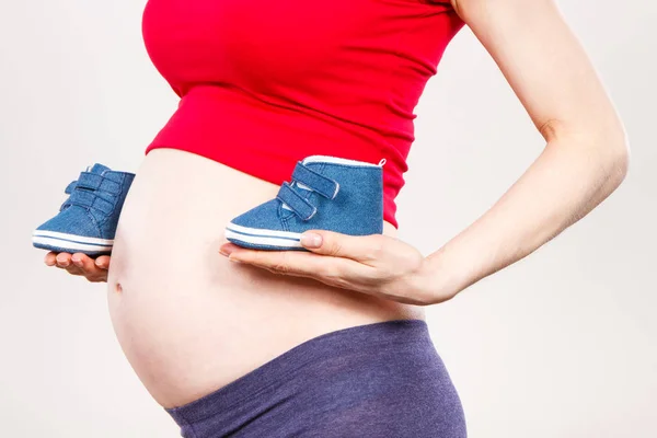 임산부 아기 신발, 아기에 대 한 기대 — 스톡 사진