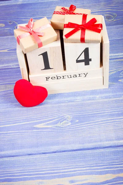 Foto vintage, Calendário de cubo com presentes e coração vermelho, Dia dos Namorados — Fotografia de Stock