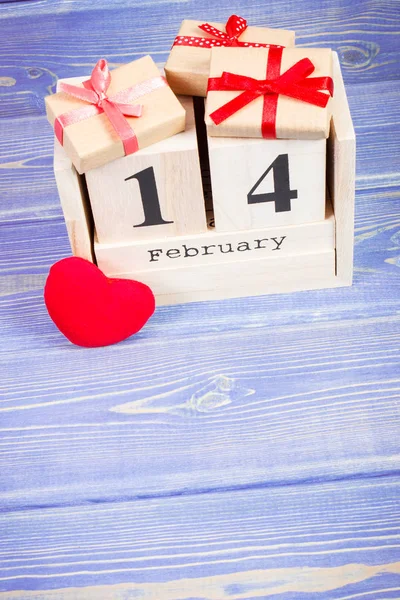 Foto vintage, Calendario cubo con regalos y corazón rojo, Día de San Valentín — Foto de Stock