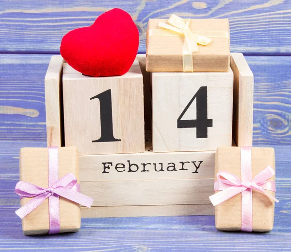Calendário cubo com presentes e coração vermelho, dia dos namorados — Fotografia de Stock