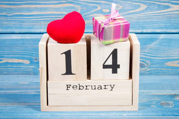 Kostka kalendarz z daru i czerwone serce, Walentynki — Zdjęcie stockowe