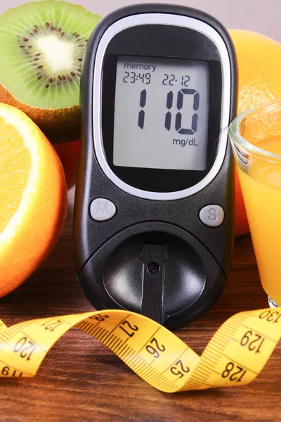 Глюкометр, фрукти, сік і стрічка міра, спосіб життя діабету та харчування — стокове фото