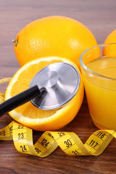 Estetoscopio, naranja fresca, jugo y cinta métrica, estilos de vida saludables y nutrición —  Fotos de Stock