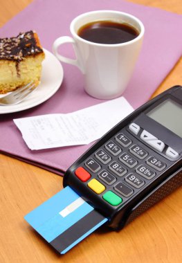 Peynirli kek ve kahve Cafe, ekonomi kavramı için ödeme için ödeme terminal kullanın