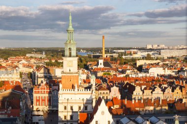 Poznan, Polonya - 30 Ağustos 2016: Town hall, eski ve modern binalarda batımında şehir Poznan