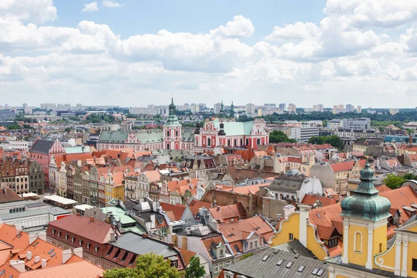 Poznan, Polen - 28 juni 2016: Uitzicht op gebouwen en collegiale kerk in de Poolse stad Poznan — Stockfoto