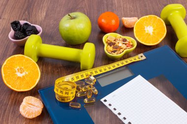 Mezura, tablet, halter, meyve, müsli, zayıflama kavramı ile dijital ölçek