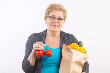 Meyve ve sebze çanta, Yaşlılıkta sağlıklı beslenme holding mutlu kadın kıdemli