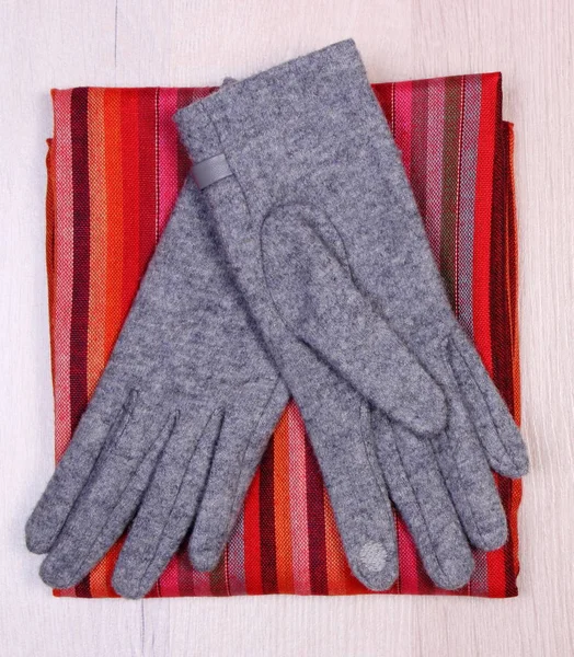 Gloves and scarf on wooden background, clothing for autumn or winter — Stock Photo, Image