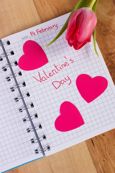 День Святого Валентина, написана в блокнот, свіжі тюльпани і серця, прикраси для Валентина — стокове фото