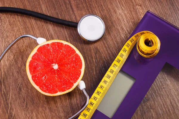 Electronic bathroom scale, centimeter and fresh grapefruit with stethoscope, slimming and healthy lifestyles — Stock Photo, Image