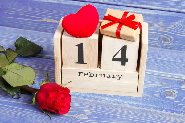 Кубический календарь с подарком, красное сердце и цветок розы, День Святого Валентина — стоковое фото
