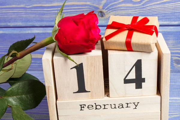 Calendário cubo com presente e rosa vermelha flor, dia dos namorados — Fotografia de Stock