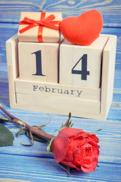 Vintage foto, Calendário do cubo com presente, coração vermelho e rosa flor, dia dos namorados — Fotografia de Stock