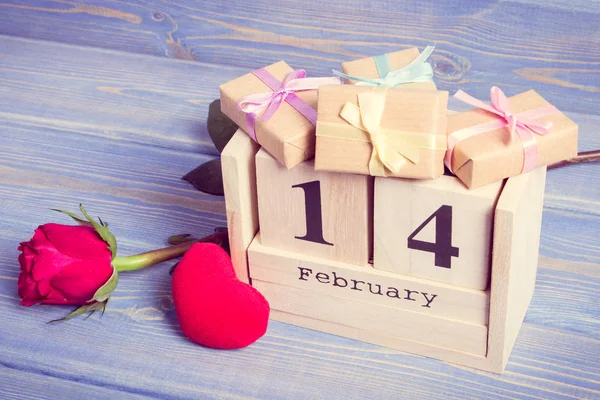 Foto vintage, Calendario cubo con regalo, corazón rojo y flor de rosa, Día de San Valentín — Foto de Stock