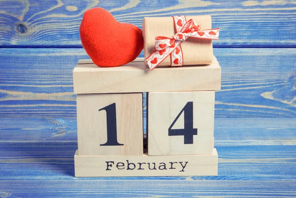Photo vintage, Calendrier cubique avec cadeau et coeur rouge, Saint Valentin — Photo