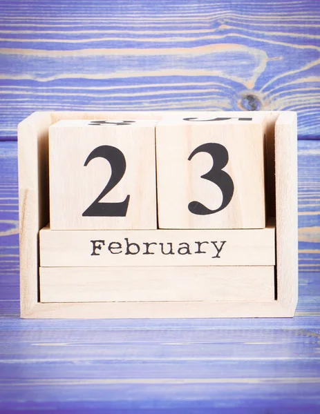 Le 23 février. Date du 23 février sur calendrier cube en bois — Photo