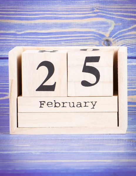 25 de febrero. Fecha del 25 de febrero en el calendario de cubos de madera — Foto de Stock