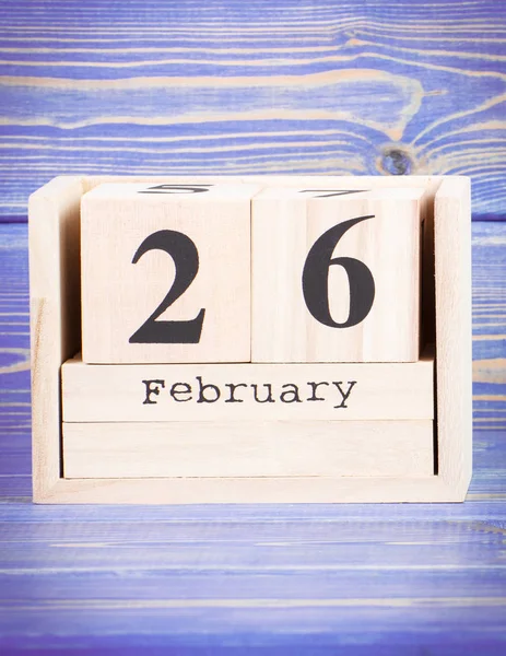 Le 26 février. Date du 26 février sur calendrier cube en bois — Photo