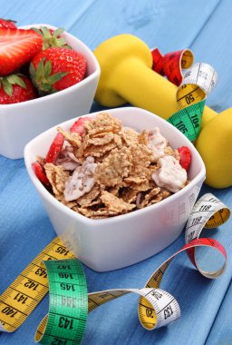 Taze çilek, buğday ve çavdar pul, halter ve santimetre, sportif ve sağlıklı yaşam tarzı