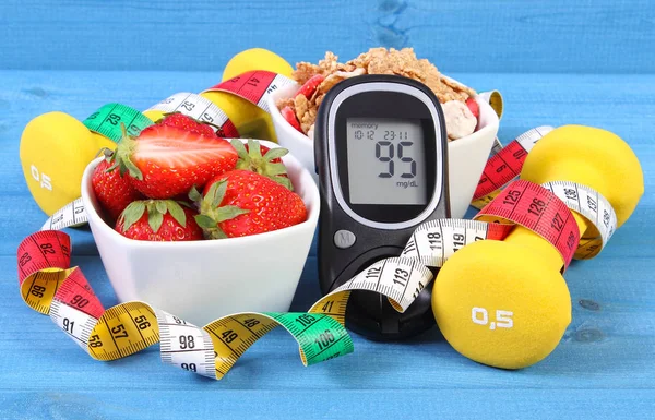 Glucometer con nivel de azúcar, alimentos saludables, pesas y centímetros, diabetes, estilo de vida saludable y deportivo —  Fotos de Stock