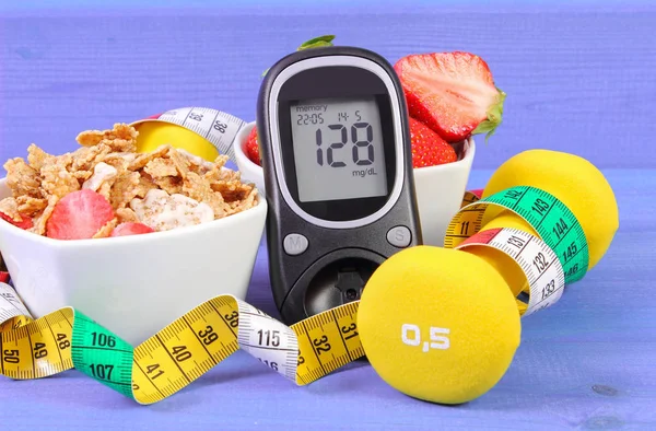 Glucometer con nivel de azúcar, alimentos saludables, pesas y centímetros, diabetes, estilo de vida saludable y deportivo — Foto de Stock