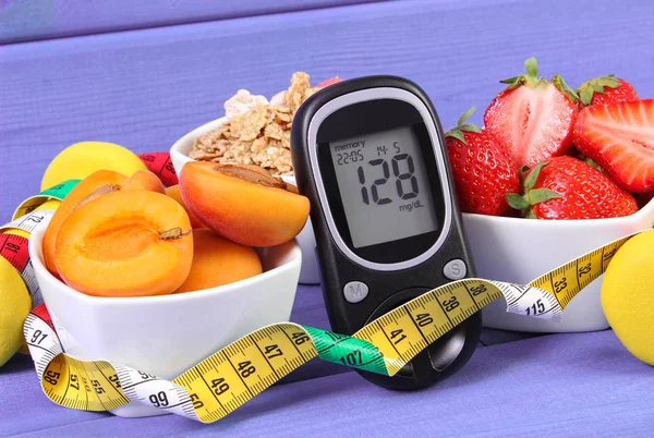 Glucometer con nivel de azúcar, alimentos y centímetros saludables, diabetes y estilo de vida saludable — Foto de Stock