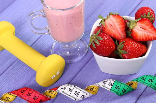 新鲜的草莓奶昔、 哑铃、 厘米板子，健康和运动的生活方式 — 图库照片