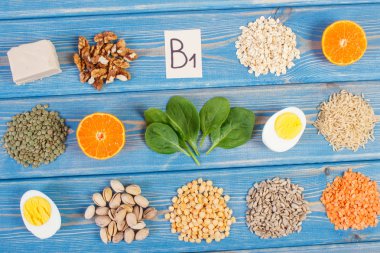 Ürün ve malzemeler içeren vitamin B1 ve diyet lifi, sağlıklı beslenme